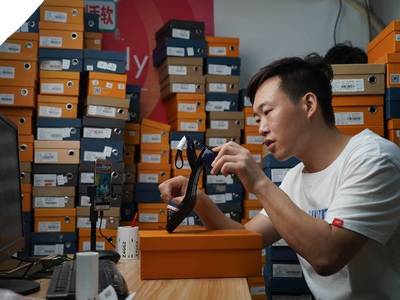 特写:“网络主播背后是轰鸣的工厂”--聆听经济复苏的新讯号